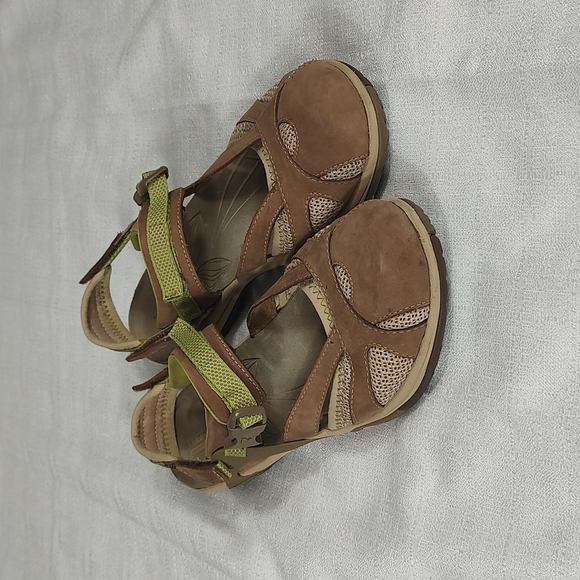 merrell sandals closed toe